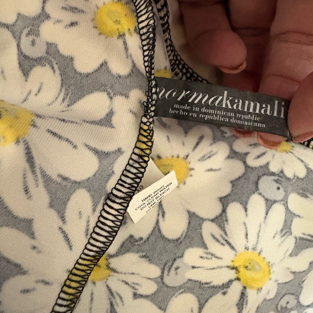 Norma Kamali halter top featuring a daisy print. Size XL - Picture 5 of 6